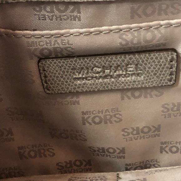 Michael Kors Large Grey Clutch with Short Shoulder Strap magnetic closure EUC - Picture 4 of 9